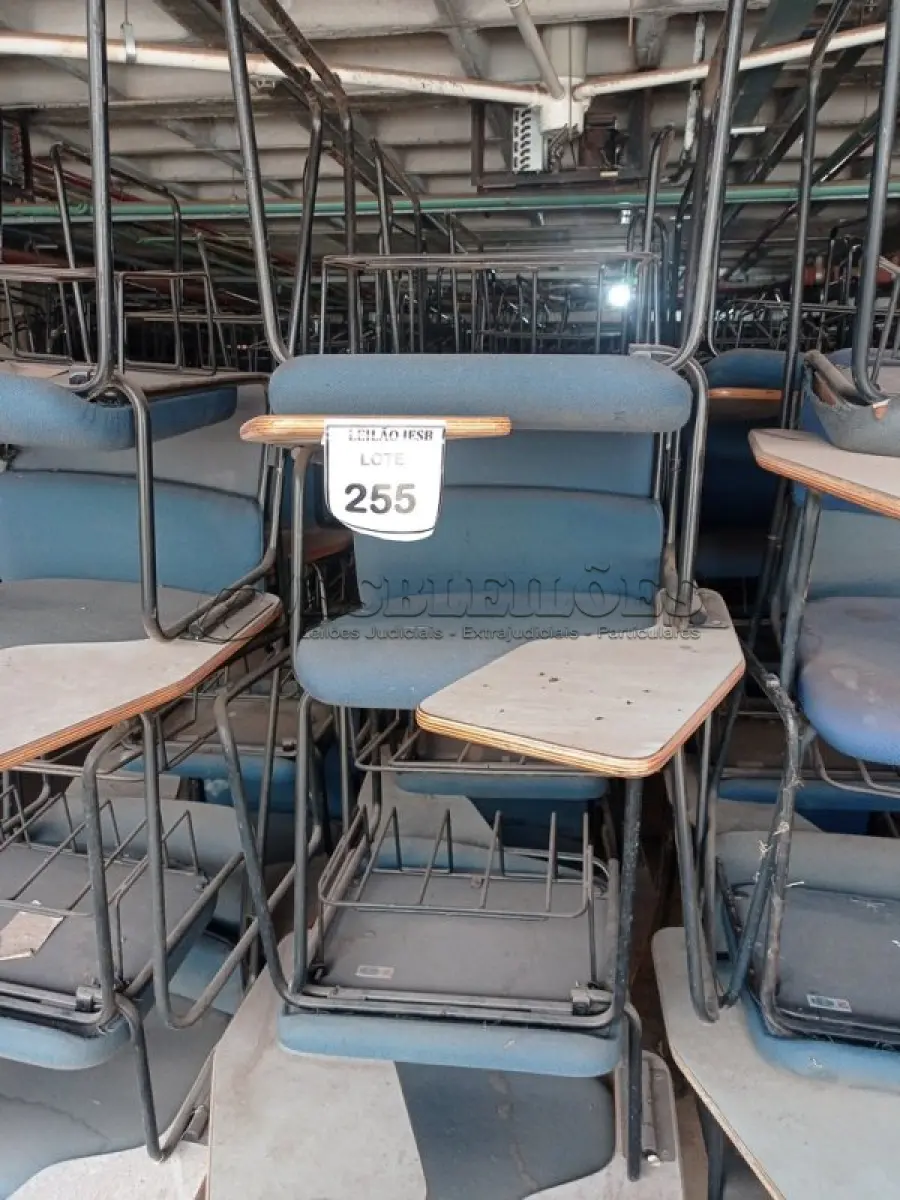LOTE 255 - 40 CADEIRAS UNIVERSITÁRIA. (NO ESTADO) ATENÇÃO! FAZER A VISITAÇÃO ANTES DE ARREMATAR, NÃO SABEMOS SE FUNCIONA, LEILÃO NÃO TEM GARANTIA E NEM DEVOLUÇÃO, SUJEITO A POSSÍVEIS AVARIAS VISÍVEIS/OCULTAS E/OU AUSÊNCIA DE COMPONENTES. 