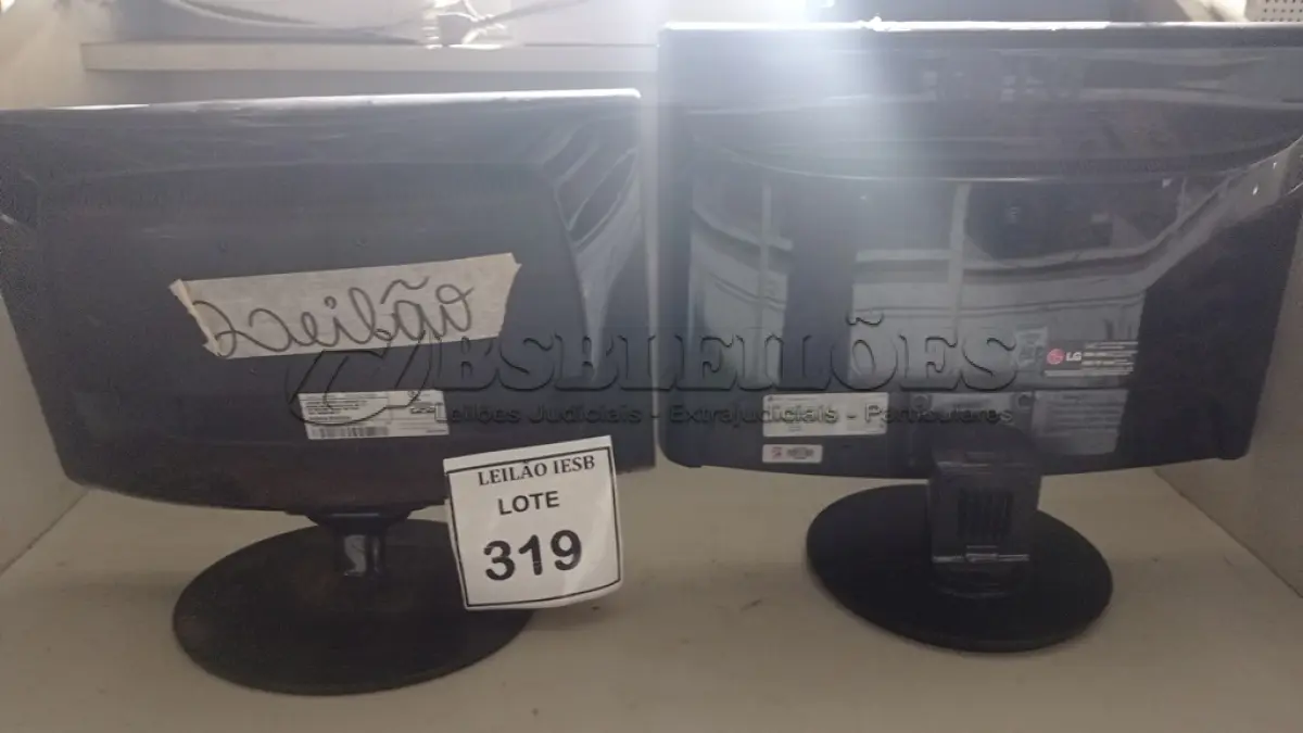 LOTE 319 - 01 MONITOR SAMSUNG E 01 MONITOR LG. (NO ESTADO) ATENÇÃO! FAZER A VISITAÇÃO ANTES DE ARREMATAR, NÃO SABEMOS SE FUNCIONA, LEILÃO NÃO TEM GARANTIA E NEM DEVOLUÇÃO, SUJEITO A POSSÍVEIS AVARIAS VISÍVEIS/OCULTAS E/OU AUSÊNCIA DE COMPONENTES.