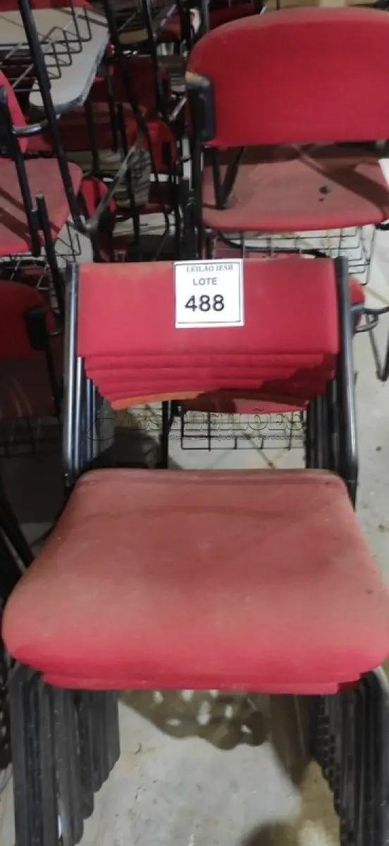 LOTE 488 - 10 CADEIRAS FIXAS NA COR VERMELHA. (NO ESTADO) ATENÇÃO! FAZER A VISITAÇÃO ANTES DE ARREMATAR, NÃO SABEMOS SE FUNCIONA, LEILÃO NÃO TEM GARANTIA E NEM DEVOLUÇÃO, SUJEITO A POSSÍVEIS AVARIAS VISÍVEIS/OCULTAS E/OU AUSÊNCIA DE COMPONENTES.