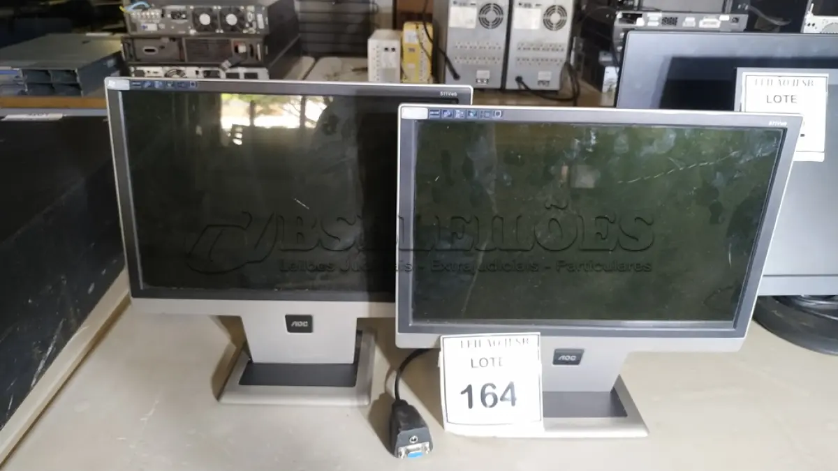 LOTE 164 - 02 MONITORES AOC. (NO ESTADO) ATENÇÃO! FAZER A VISITAÇÃO ANTES DE ARREMATAR, NÃO SABEMOS SE FUNCIONA, LEILÃO NÃO TEM GARANTIA E NEM DEVOLUÇÃO, SUJEITO A POSSÍVEIS AVARIAS VISÍVEIS/OCULTAS E/OU AUSÊNCIA DE COMPONENTES.