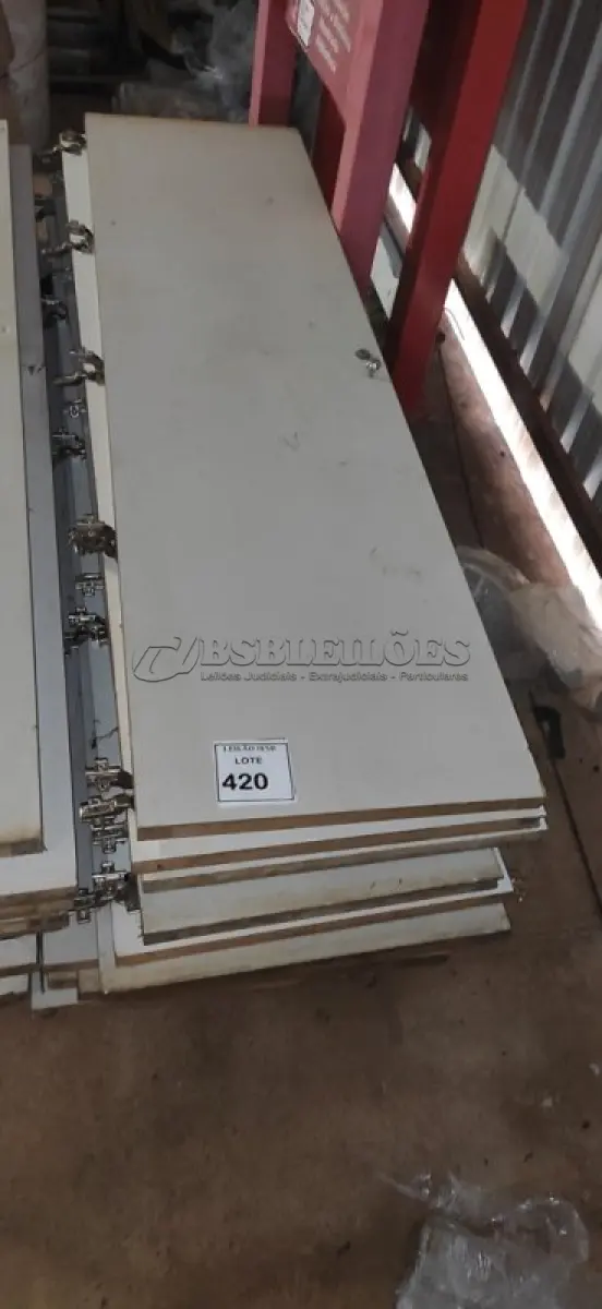 LOTE 420 - 01 LOTE COM PORTAS EM MADEIRA PARA ARMÁRIOS. (NO ESTADO) ATENÇÃO! FAZER A VISITAÇÃO ANTES DE ARREMATAR, NÃO SABEMOS SE FUNCIONA, LEILÃO NÃO TEM GARANTIA E NEM DEVOLUÇÃO, SUJEITO A POSSÍVEIS AVARIAS VISÍVEIS/OCULTAS E/OU AUSÊNCIA DE COMPONENTES.