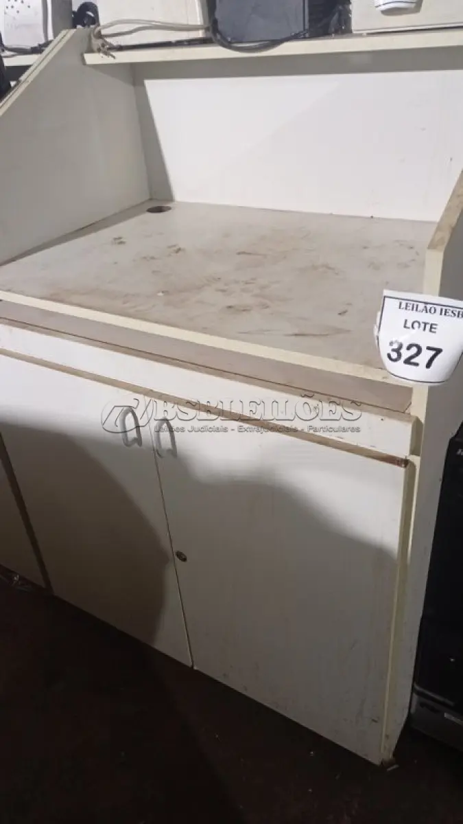 LOTE 327 - 02 BALCÕES EM MADEIRA PARA SALA DE AULA. (NO ESTADO) ATENÇÃO! FAZER A VISITAÇÃO ANTES DE ARREMATAR, NÃO SABEMOS SE FUNCIONA, LEILÃO NÃO TEM GARANTIA E NEM DEVOLUÇÃO, SUJEITO A POSSÍVEIS AVARIAS VISÍVEIS/OCULTAS E/OU AUSÊNCIA DE COMPONENTES.