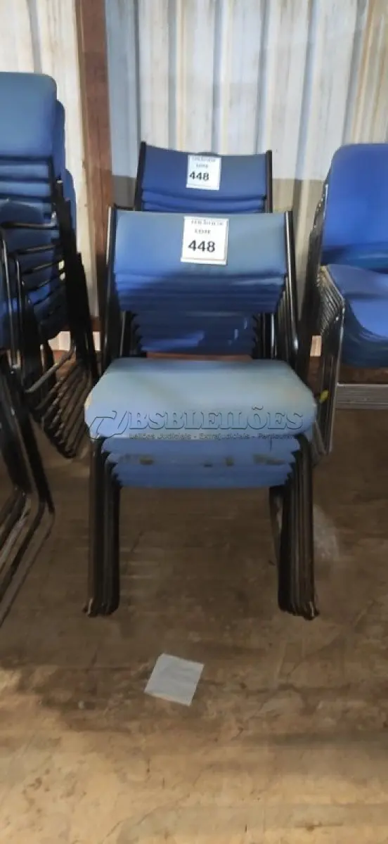 LOTE 448 - 14 CADEIRAS FIXA NA COR AZUL.  (NO ESTADO) ATENÇÃO! FAZER A VISITAÇÃO ANTES DE ARREMATAR, NÃO SABEMOS SE FUNCIONA, LEILÃO NÃO TEM GARANTIA E NEM DEVOLUÇÃO, SUJEITO A POSSÍVEIS AVARIAS VISÍVEIS/OCULTAS E/OU AUSÊNCIA DE COMPONENTES.