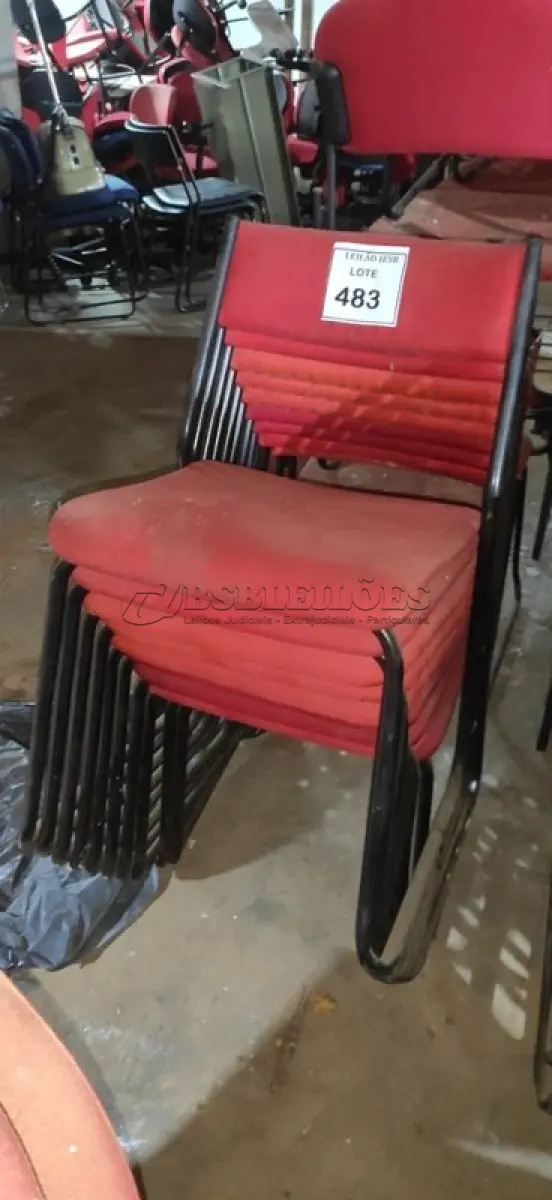 LOTE 483 - 10 CADEIRAS FIXAS NA COR VERMELHA. (NO ESTADO) ATENÇÃO! FAZER A VISITAÇÃO ANTES DE ARREMATAR, NÃO SABEMOS SE FUNCIONA, LEILÃO NÃO TEM GARANTIA E NEM DEVOLUÇÃO, SUJEITO A POSSÍVEIS AVARIAS VISÍVEIS/OCULTAS E/OU AUSÊNCIA DE COMPONENTES.