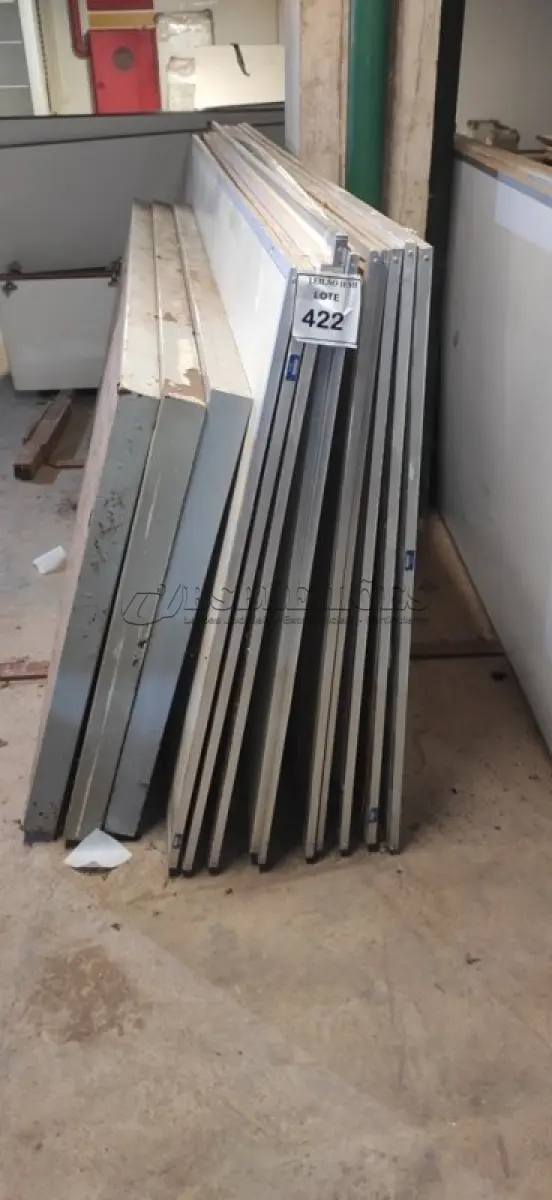 LOTE 422 - 01 LOTE COM LOUSAS BRANCAS E PAINÉIS DE AVISOS. (NO ESTADO) ATENÇÃO! FAZER A VISITAÇÃO ANTES DE ARREMATAR, NÃO SABEMOS SE FUNCIONA, LEILÃO NÃO TEM GARANTIA E NEM DEVOLUÇÃO, SUJEITO A POSSÍVEIS AVARIAS VISÍVEIS/OCULTAS E/OU AUSÊNCIA DE COMPONENTES.