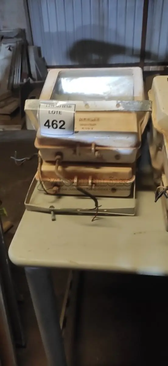 LOTE 462 - 04 REFLETORES. (NO ESTADO) ATENÇÃO! FAZER A VISITAÇÃO ANTES DE ARREMATAR, NÃO SABEMOS SE FUNCIONA, LEILÃO NÃO TEM GARANTIA E NEM DEVOLUÇÃO, SUJEITO A POSSÍVEIS AVARIAS VISÍVEIS/OCULTAS E/OU AUSÊNCIA DE COMPONENTES.