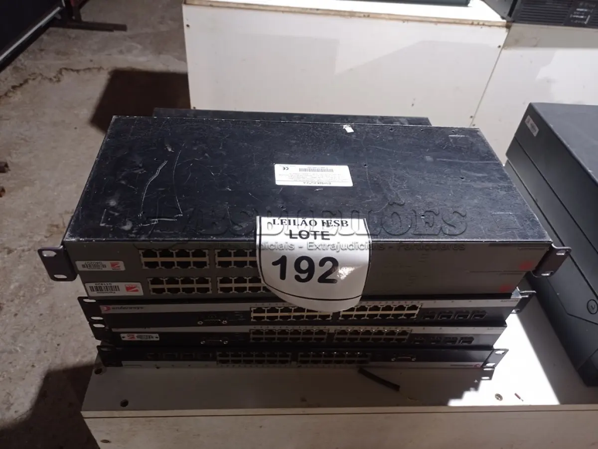 LOTE 192 - 01 LOTE COM SWITCHES. (NO ESTADO) ATENÇÃO! FAZER A VISITAÇÃO ANTES DE ARREMATAR, NÃO SABEMOS SE FUNCIONA, LEILÃO NÃO TEM GARANTIA E NEM DEVOLUÇÃO, SUJEITO A POSSÍVEIS AVARIAS VISÍVEIS/OCULTAS E/OU AUSÊNCIA DE COMPONENTES.