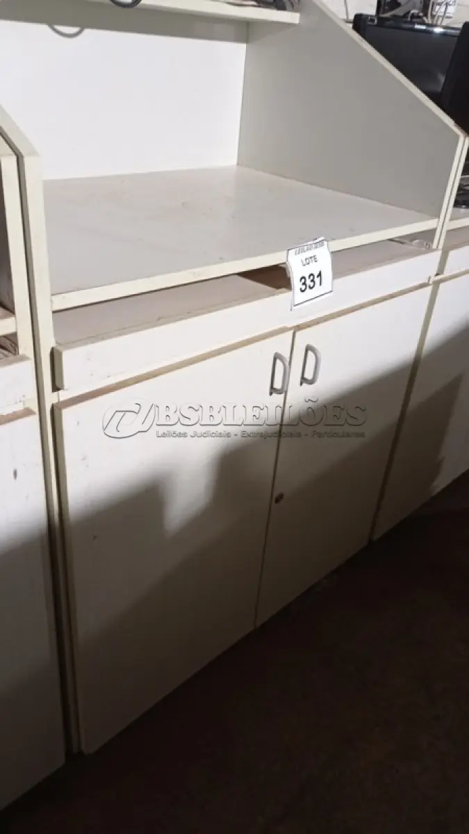 LOTE 331 - 02 BALCÕES EM MADEIRA PARA SALA DE AULA. (NO ESTADO) ATENÇÃO! FAZER A VISITAÇÃO ANTES DE ARREMATAR, NÃO SABEMOS SE FUNCIONA, LEILÃO NÃO TEM GARANTIA E NEM DEVOLUÇÃO, SUJEITO A POSSÍVEIS AVARIAS VISÍVEIS/OCULTAS E/OU AUSÊNCIA DE COMPONENTES.