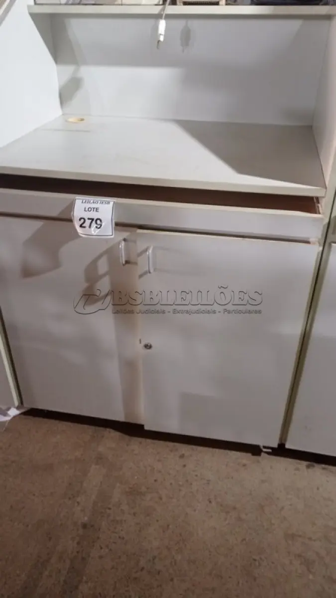 LOTE 279 - 02 BALCÕES EM MADEIRA PARA SALA DE AULA. (NO ESTADO) ATENÇÃO! FAZER A VISITAÇÃO ANTES DE ARREMATAR, NÃO SABEMOS SE FUNCIONA, LEILÃO NÃO TEM GARANTIA E NEM DEVOLUÇÃO, SUJEITO A POSSÍVEIS AVARIAS VISÍVEIS/OCULTAS E/OU AUSÊNCIA DE COMPONENTES.
