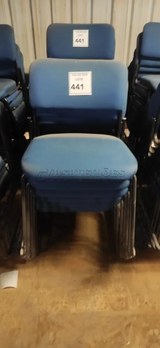 LOTE 441 - 15 CADEIRAS FIXA NA COR AZUL. (NO ESTADO) ATENÇÃO! FAZER A VISITAÇÃO ANTES DE ARREMATAR, NÃO SABEMOS SE FUNCIONA, LEILÃO NÃO TEM GARANTIA E NEM DEVOLUÇÃO, SUJEITO A POSSÍVEIS AVARIAS VISÍVEIS/OCULTAS E/OU AUSÊNCIA DE COMPONENTES.