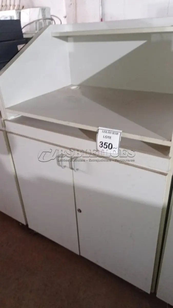 LOTE 350 - 02 BALCÕES EM MADEIRA PARA SALA DE AULA. (NO ESTADO) ATENÇÃO! FAZER A VISITAÇÃO ANTES DE ARREMATAR, NÃO SABEMOS SE FUNCIONA, LEILÃO NÃO TEM GARANTIA E NEM DEVOLUÇÃO, SUJEITO A POSSÍVEIS AVARIAS VISÍVEIS/OCULTAS E/OU AUSÊNCIA DE COMPONENTES.