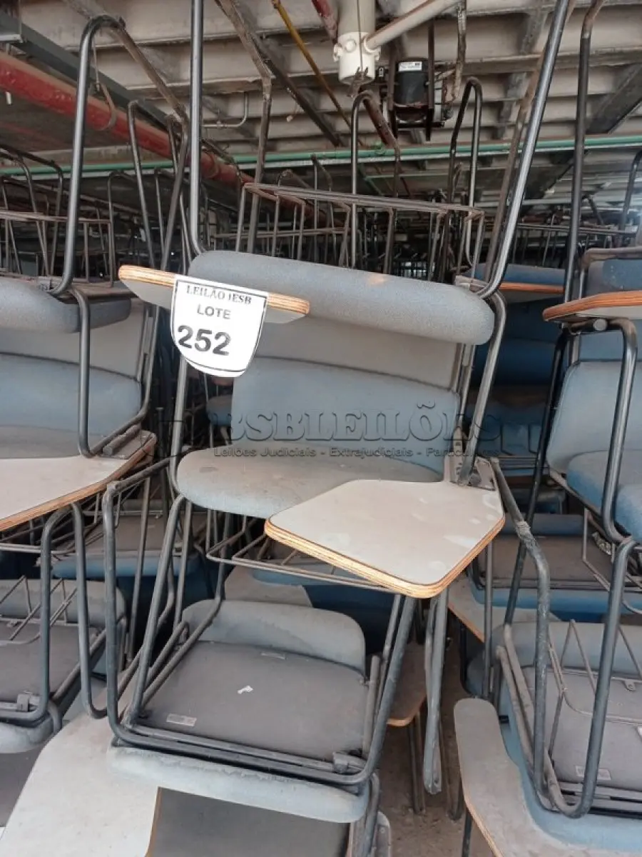 LOTE 252 - 40 CADEIRAS UNIVERSITÁRIA. (NO ESTADO) ATENÇÃO! FAZER A VISITAÇÃO ANTES DE ARREMATAR, NÃO SABEMOS SE FUNCIONA, LEILÃO NÃO TEM GARANTIA E NEM DEVOLUÇÃO, SUJEITO A POSSÍVEIS AVARIAS VISÍVEIS/OCULTAS E/OU AUSÊNCIA DE COMPONENTES. 