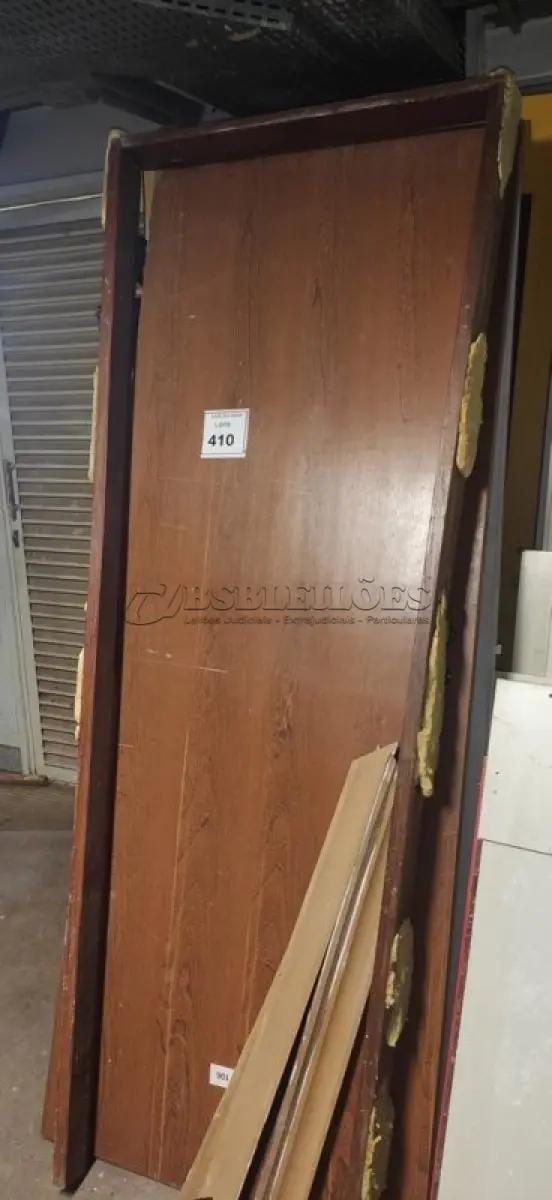 LOTE 410 - 01 LOTE COM PORTAS EM MADEIRA E PORTAIS. (NO ESTADO) ATENÇÃO! FAZER A VISITAÇÃO ANTES DE ARREMATAR, NÃO SABEMOS SE FUNCIONA, LEILÃO NÃO TEM GARANTIA E NEM DEVOLUÇÃO, SUJEITO A POSSÍVEIS AVARIAS VISÍVEIS/OCULTAS E/OU AUSÊNCIA DE COMPONENTES.