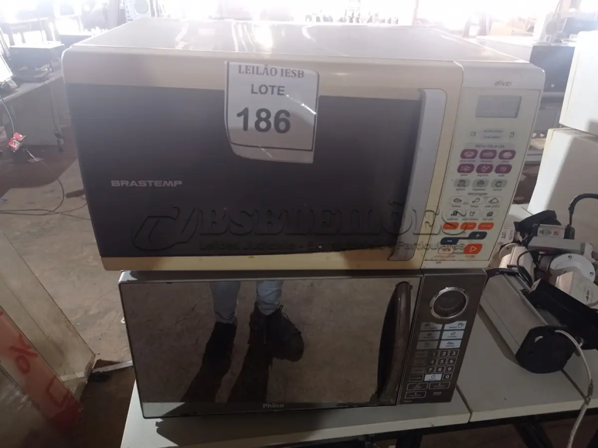 LOTE 186 - 04 MICRO-ONDAS DIVERSOS MODELOS. (NO ESTADO) ATENÇÃO! FAZER A VISITAÇÃO ANTES DE ARREMATAR, NÃO SABEMOS SE FUNCIONA, LEILÃO NÃO TEM GARANTIA E NEM DEVOLUÇÃO, SUJEITO A POSSÍVEIS AVARIAS VISÍVEIS/OCULTAS E/OU AUSÊNCIA DE COMPONENTES.