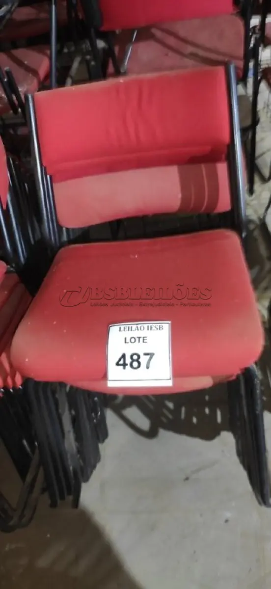 LOTE 487 - 10 CADEIRAS FIXAS NA COR VERMELHA. (NO ESTADO) ATENÇÃO! FAZER A VISITAÇÃO ANTES DE ARREMATAR, NÃO SABEMOS SE FUNCIONA, LEILÃO NÃO TEM GARANTIA E NEM DEVOLUÇÃO, SUJEITO A POSSÍVEIS AVARIAS VISÍVEIS/OCULTAS E/OU AUSÊNCIA DE COMPONENTES.