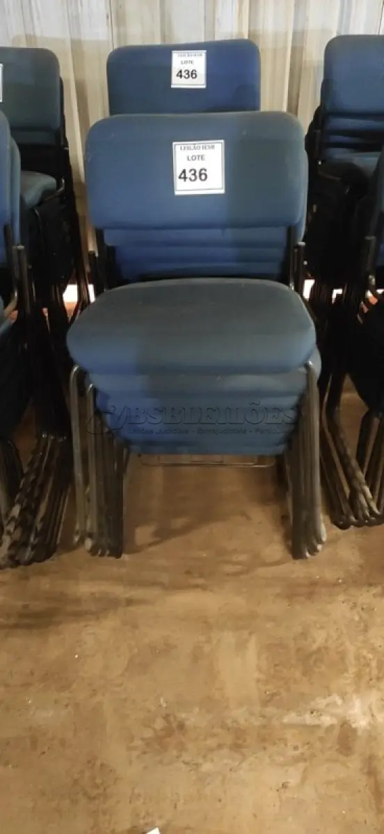 LOTE 436 - 15 CADEIRAS FIXA NA COR AZUL. (NO ESTADO) ATENÇÃO! FAZER A VISITAÇÃO ANTES DE ARREMATAR, NÃO SABEMOS SE FUNCIONA, LEILÃO NÃO TEM GARANTIA E NEM DEVOLUÇÃO, SUJEITO A POSSÍVEIS AVARIAS VISÍVEIS/OCULTAS E/OU AUSÊNCIA DE COMPONENTES.