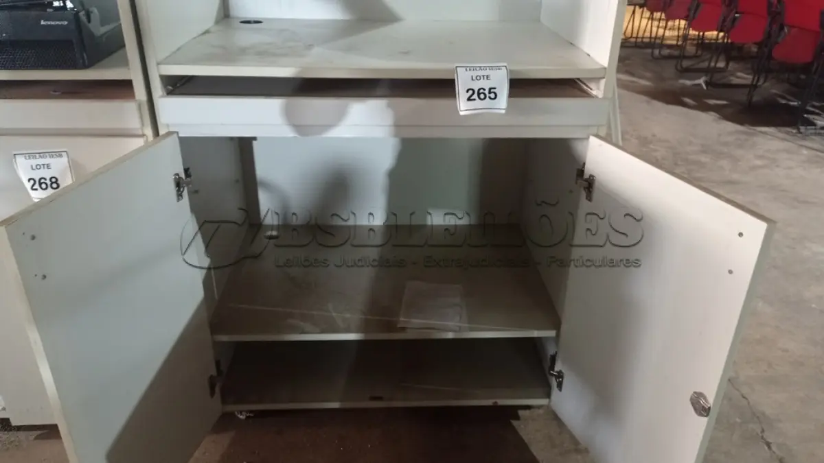 LOTE 265 - 02 BALCÕES EM MADEIRA PARA SALA DE AULA. (NO ESTADO) ATENÇÃO! FAZER A VISITAÇÃO ANTES DE ARREMATAR, NÃO SABEMOS SE FUNCIONA, LEILÃO NÃO TEM GARANTIA E NEM DEVOLUÇÃO, SUJEITO A POSSÍVEIS AVARIAS VISÍVEIS/OCULTAS E/OU AUSÊNCIA DE COMPONENTES.