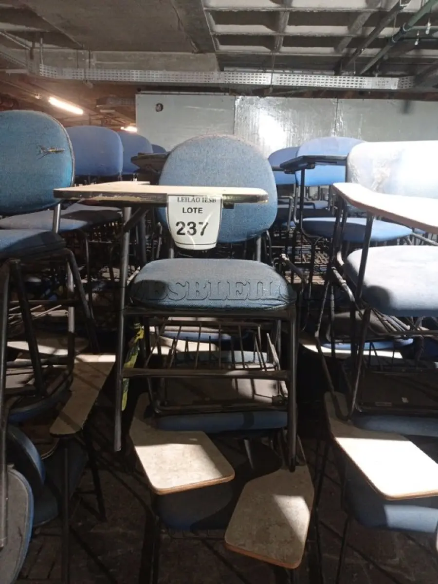LOTE 237 - 15 CADEIRAS UNIVERSITÁRIA. (NO ESTADO) ATENÇÃO! FAZER A VISITAÇÃO ANTES DE ARREMATAR, NÃO SABEMOS SE FUNCIONA, LEILÃO NÃO TEM GARANTIA E NEM DEVOLUÇÃO, SUJEITO A POSSÍVEIS AVARIAS VISÍVEIS/OCULTAS E/OU AUSÊNCIA DE COMPONENTES.