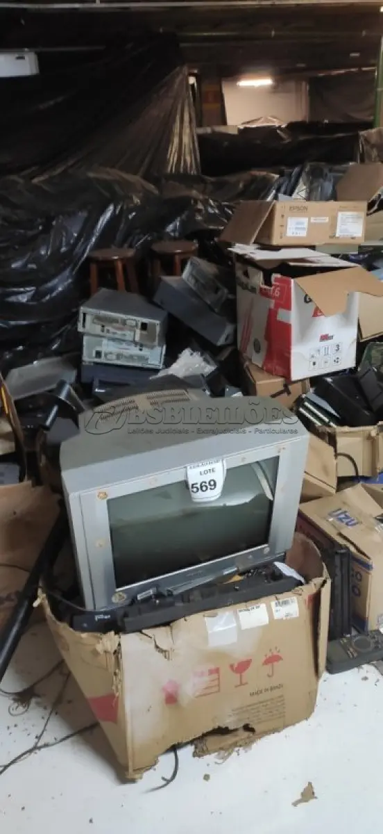 LOTE 569 - 01 LOTE COM PERIFÉRICOS, SUCATA DE CPUS, SUCATAS EM GERAL. (NO ESTADO) ATENÇÃO! FAZER A VISITAÇÃO ANTES DE ARREMATAR, NÃO SABEMOS SE FUNCIONA, LEILÃO NÃO TEM GARANTIA E NEM DEVOLUÇÃO, SUJEITO A POSSÍVEIS AVARIAS VISÍVEIS/OCULTAS E/OU AUSÊNCIA DE COMPONENTES.