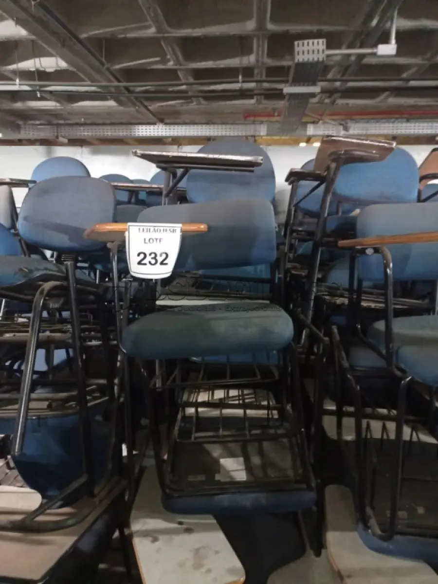 LOTE 232 - 15 CADEIRAS UNIVERSITÁRIA. (NO ESTADO) ATENÇÃO! FAZER A VISITAÇÃO ANTES DE ARREMATAR, NÃO SABEMOS SE FUNCIONA, LEILÃO NÃO TEM GARANTIA E NEM DEVOLUÇÃO, SUJEITO A POSSÍVEIS AVARIAS VISÍVEIS/OCULTAS E/OU AUSÊNCIA DE COMPONENTES.