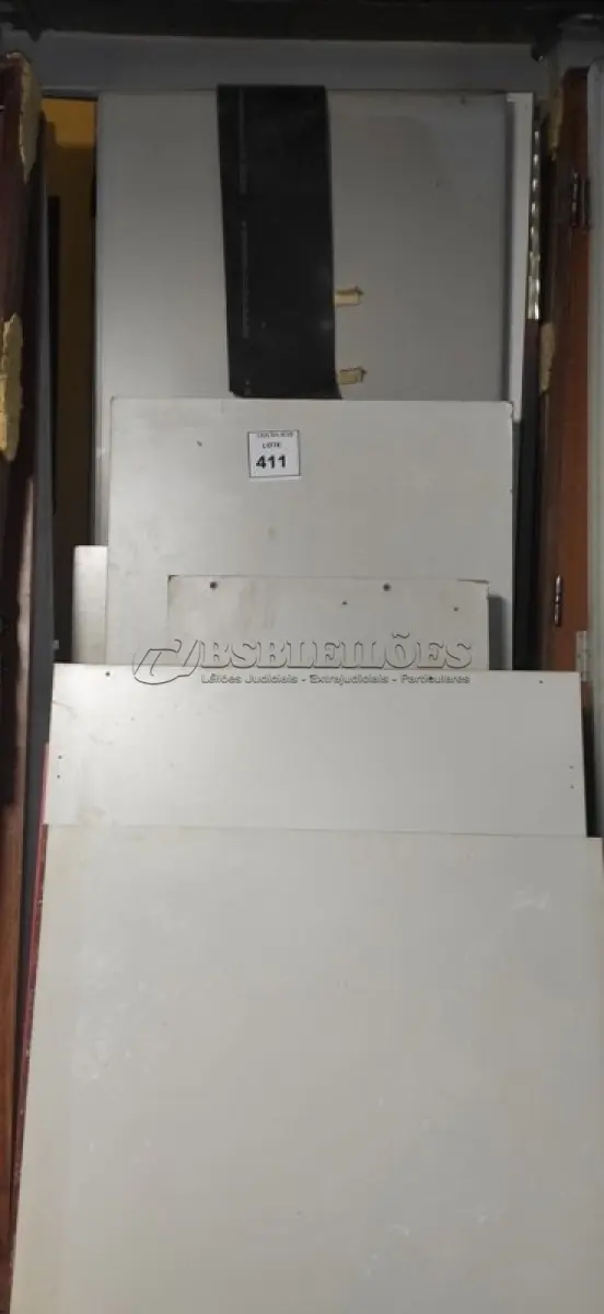 LOTE 411 - 01 LOTE COM PORTAS EM MADEIRA. (NO ESTADO) ATENÇÃO! FAZER A VISITAÇÃO ANTES DE ARREMATAR, NÃO SABEMOS SE FUNCIONA, LEILÃO NÃO TEM GARANTIA E NEM DEVOLUÇÃO, SUJEITO A POSSÍVEIS AVARIAS VISÍVEIS/OCULTAS E/OU AUSÊNCIA DE COMPONENTES.