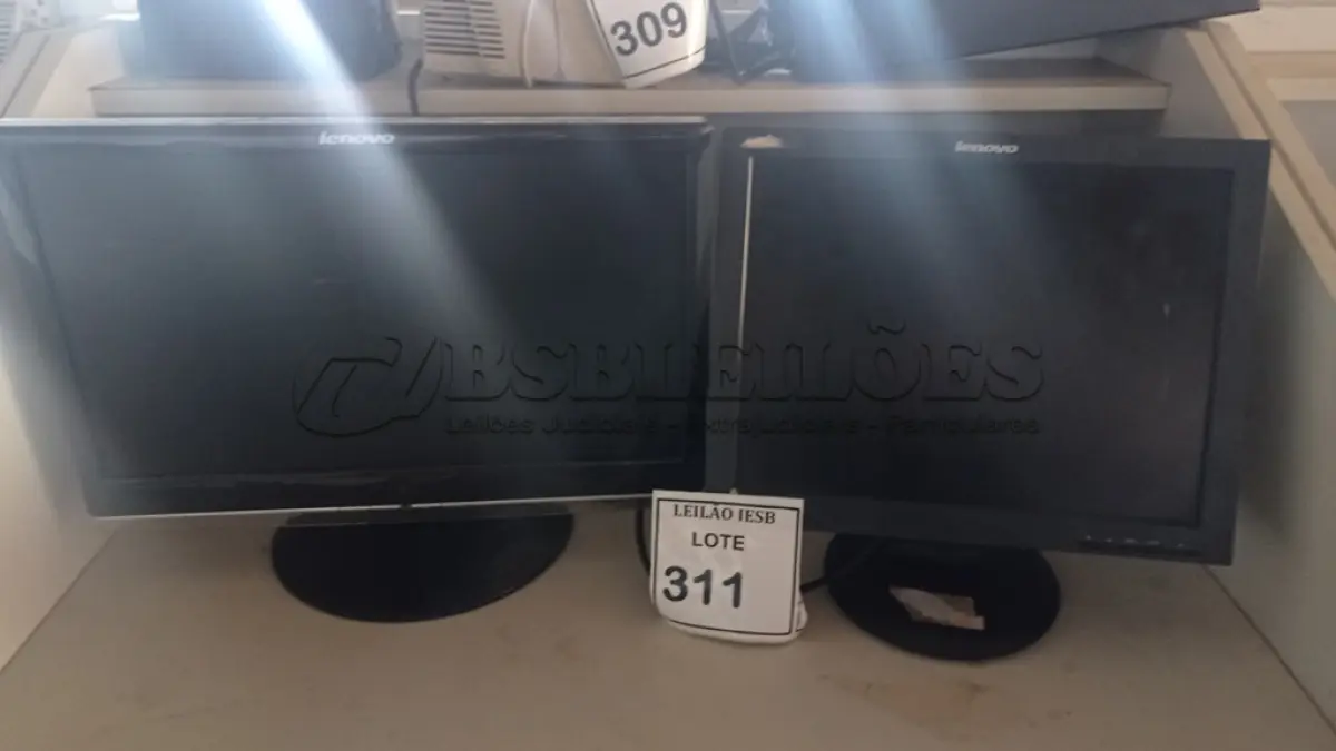 LOTE 311 - 02 MONITORES LENOVO. (NO ESTADO) ATENÇÃO! FAZER A VISITAÇÃO ANTES DE ARREMATAR, NÃO SABEMOS SE FUNCIONA, LEILÃO NÃO TEM GARANTIA E NEM DEVOLUÇÃO, SUJEITO A POSSÍVEIS AVARIAS VISÍVEIS/OCULTAS E/OU AUSÊNCIA DE COMPONENTES.