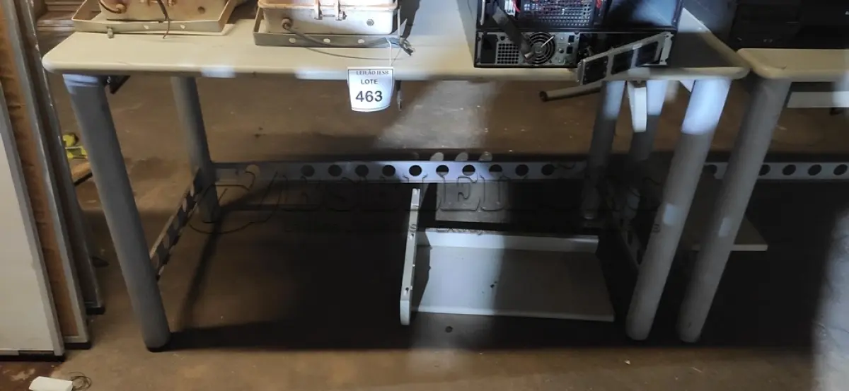 LOTE 463 - 01 MESA BASE EM FERRO COM TAMPO EM MADEIRA. (NO ESTADO) ATENÇÃO! FAZER A VISITAÇÃO ANTES DE ARREMATAR, NÃO SABEMOS SE FUNCIONA, LEILÃO NÃO TEM GARANTIA E NEM DEVOLUÇÃO, SUJEITO A POSSÍVEIS AVARIAS VISÍVEIS/OCULTAS E/OU AUSÊNCIA DE COMPONENTES.
