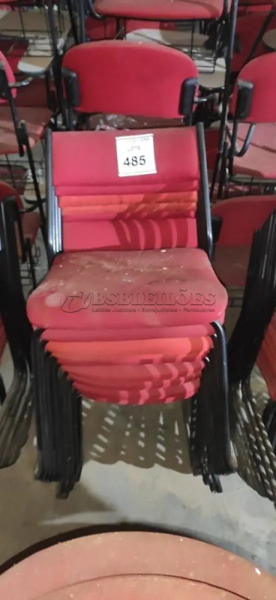 LOTE 485 - 10 CADEIRAS FIXAS NA COR VERMELHA. (NO ESTADO) ATENÇÃO! FAZER A VISITAÇÃO ANTES DE ARREMATAR, NÃO SABEMOS SE FUNCIONA, LEILÃO NÃO TEM GARANTIA E NEM DEVOLUÇÃO, SUJEITO A POSSÍVEIS AVARIAS VISÍVEIS/OCULTAS E/OU AUSÊNCIA DE COMPONENTES.