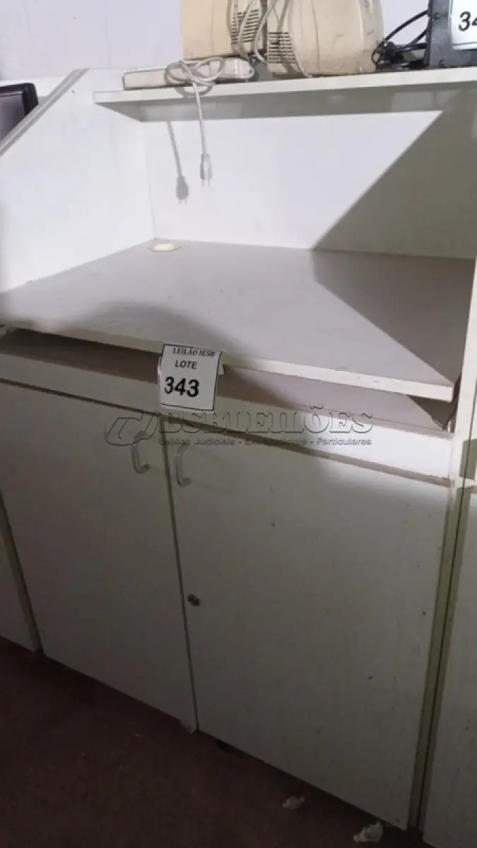 LOTE 343 - 02 BALCÕES EM MADEIRA PARA SALA DE AULA. (NO ESTADO) ATENÇÃO! FAZER A VISITAÇÃO ANTES DE ARREMATAR, NÃO SABEMOS SE FUNCIONA, LEILÃO NÃO TEM GARANTIA E NEM DEVOLUÇÃO, SUJEITO A POSSÍVEIS AVARIAS VISÍVEIS/OCULTAS E/OU AUSÊNCIA DE COMPONENTES.