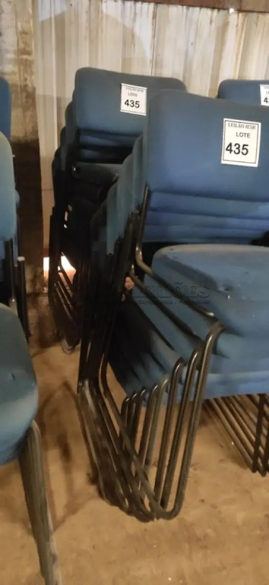 LOTE 435 - 15 CADEIRAS FIXA NA COR AZUL. (NO ESTADO) ATENÇÃO! FAZER A VISITAÇÃO ANTES DE ARREMATAR, NÃO SABEMOS SE FUNCIONA, LEILÃO NÃO TEM GARANTIA E NEM DEVOLUÇÃO, SUJEITO A POSSÍVEIS AVARIAS VISÍVEIS/OCULTAS E/OU AUSÊNCIA DE COMPONENTES.