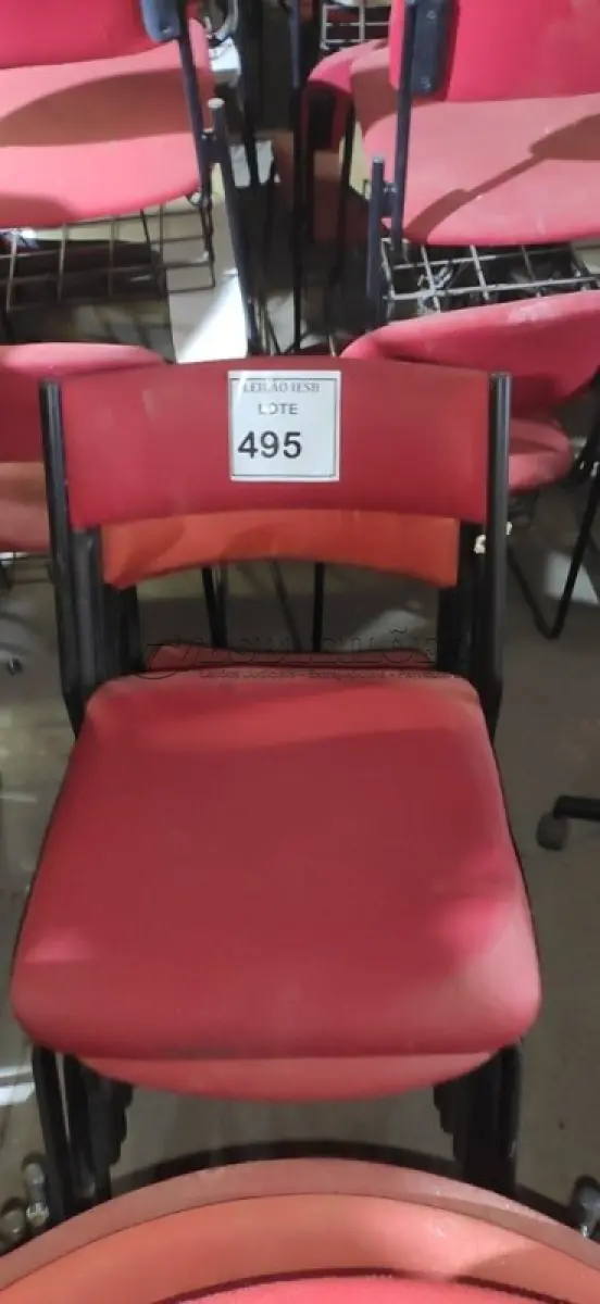 LOTE 495 - 16 CADEIRAS FIXAS NA COR VERMELHA COM AVARIAS. (NO ESTADO) ATENÇÃO! FAZER A VISITAÇÃO ANTES DE ARREMATAR, NÃO SABEMOS SE FUNCIONA, LEILÃO NÃO TEM GARANTIA E NEM DEVOLUÇÃO, SUJEITO A POSSÍVEIS AVARIAS VISÍVEIS/OCULTAS E/OU AUSÊNCIA DE COMPONENTES.