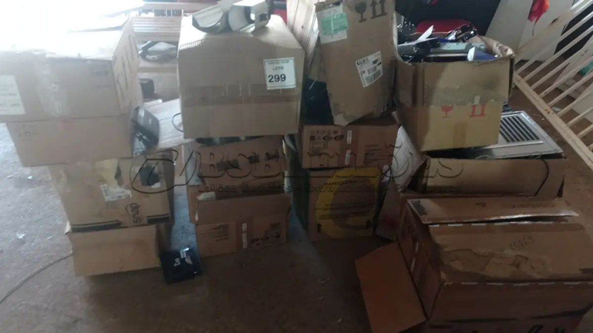 LOTE 299 - 01 LOTE COM PERIFÉRICOS E SUCATA. (NO ESTADO) ATENÇÃO! FAZER A VISITAÇÃO ANTES DE ARREMATAR, NÃO SABEMOS SE FUNCIONA, LEILÃO NÃO TEM GARANTIA E NEM DEVOLUÇÃO, SUJEITO A POSSÍVEIS AVARIAS VISÍVEIS/OCULTAS E/OU AUSÊNCIA DE COMPONENTES.