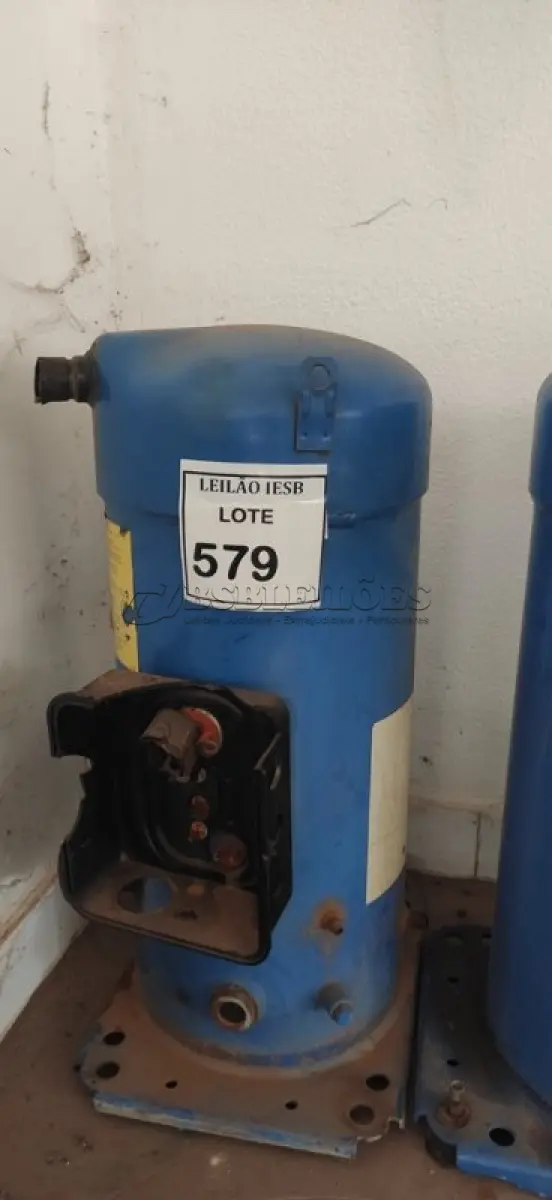 LOTE 579 - 02 COMPRESSORES PARA AR-CONDICIONADO NA COR AZUL.( (NO ESTADO) ATENÇÃO! FAZER A VISITAÇÃO ANTES DE ARREMATAR, NÃO SABEMOS SE FUNCIONA, LEILÃO NÃO TEM GARANTIA E NEM DEVOLUÇÃO, SUJEITO A POSSÍVEIS AVARIAS VISÍVEIS/OCULTAS E/OU AUSÊNCIA DE COMPONENTES.