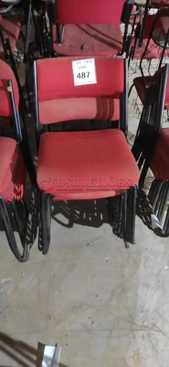 LOTE 487 - 10 CADEIRAS FIXAS NA COR VERMELHA. (NO ESTADO) ATENÇÃO! FAZER A VISITAÇÃO ANTES DE ARREMATAR, NÃO SABEMOS SE FUNCIONA, LEILÃO NÃO TEM GARANTIA E NEM DEVOLUÇÃO, SUJEITO A POSSÍVEIS AVARIAS VISÍVEIS/OCULTAS E/OU AUSÊNCIA DE COMPONENTES.