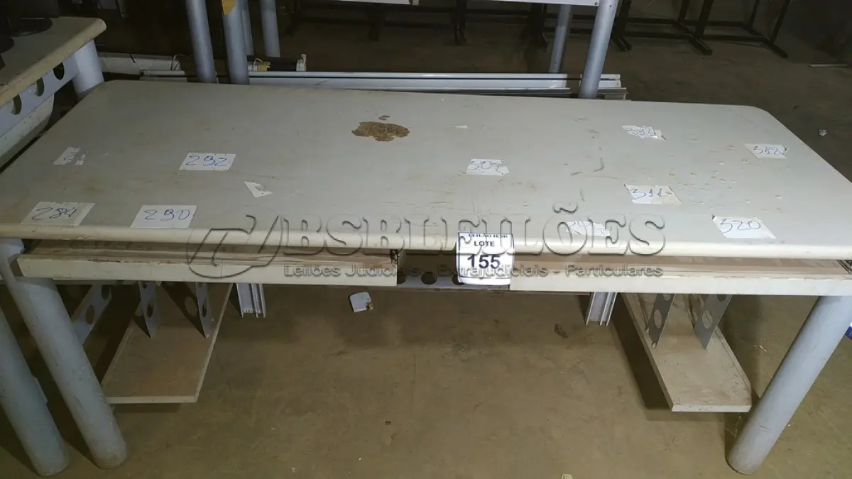 LOTE 155 - 01 MESA BASE EM FERRO COM TAMPO EM MADEIRA. (NO ESTADO) ATENÇÃO! FAZER A VISITAÇÃO ANTES DE ARREMATAR, NÃO SABEMOS SE FUNCIONA, LEILÃO NÃO TEM GARANTIA E NEM DEVOLUÇÃO, SUJEITO A POSSÍVEIS AVARIAS VISÍVEIS/OCULTAS E/OU AUSÊNCIA DE COMPONENTES.