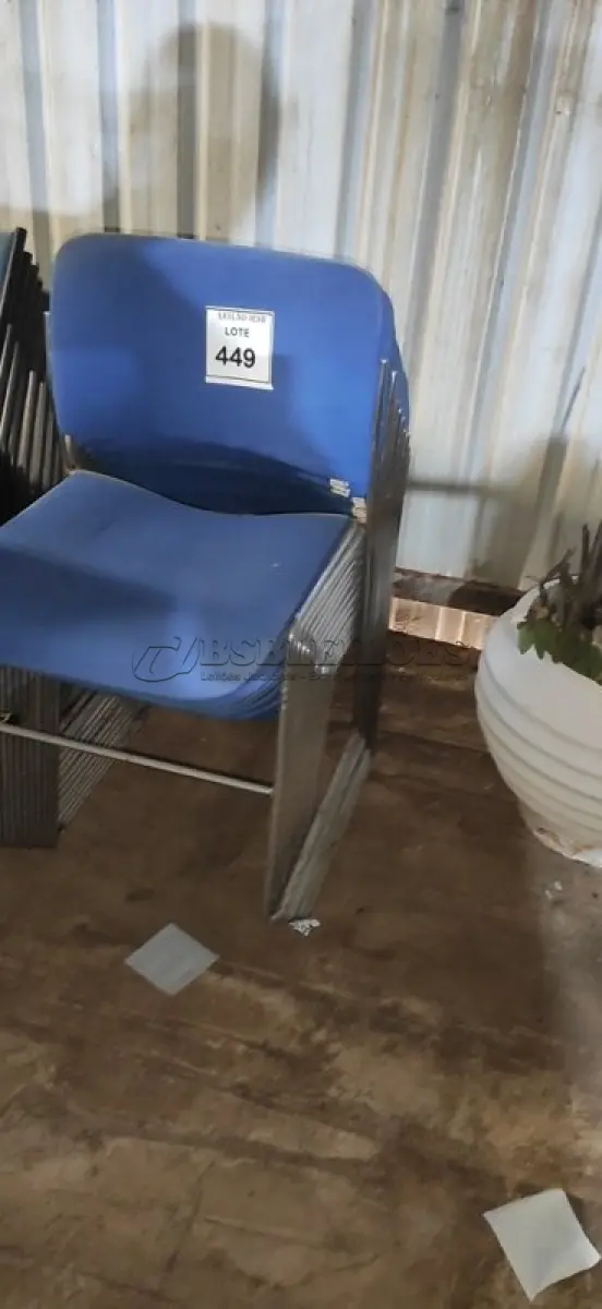 LOTE 449 - 13 CADEIRAS FIXA NA COR AZUL COM PÉS CROMADOS. (NO ESTADO) ATENÇÃO! FAZER A VISITAÇÃO ANTES DE ARREMATAR, NÃO SABEMOS SE FUNCIONA, LEILÃO NÃO TEM GARANTIA E NEM DEVOLUÇÃO, SUJEITO A POSSÍVEIS AVARIAS VISÍVEIS/OCULTAS E/OU AUSÊNCIA DE COMPONENTES.