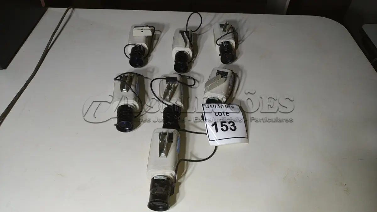 LOTE 153 - 07 CÂMERAS DE SEGURANÇA. (NO ESTADO) ATENÇÃO! FAZER A VISITAÇÃO ANTES DE ARREMATAR, NÃO SABEMOS SE FUNCIONA, LEILÃO NÃO TEM GARANTIA E NEM DEVOLUÇÃO, SUJEITO A POSSÍVEIS AVARIAS VISÍVEIS/OCULTAS E/OU AUSÊNCIA DE COMPONENTES.