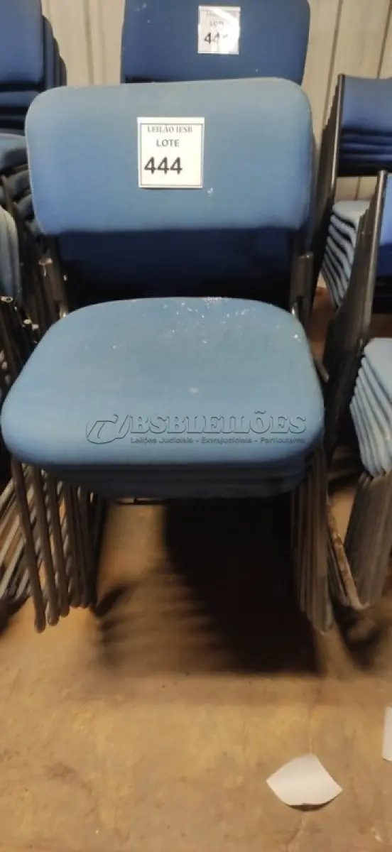 LOTE 444 - 15 CADEIRAS FIXA NA COR AZUL. (NO ESTADO) ATENÇÃO! FAZER A VISITAÇÃO ANTES DE ARREMATAR, NÃO SABEMOS SE FUNCIONA, LEILÃO NÃO TEM GARANTIA E NEM DEVOLUÇÃO, SUJEITO A POSSÍVEIS AVARIAS VISÍVEIS/OCULTAS E/OU AUSÊNCIA DE COMPONENTES.