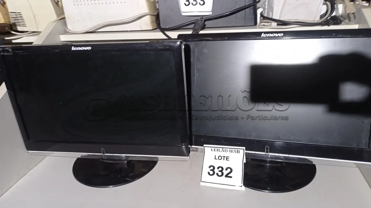 LOTE 332 - 02 MONITORES LENOVO. (NO ESTADO) ATENÇÃO! FAZER A VISITAÇÃO ANTES DE ARREMATAR, NÃO SABEMOS SE FUNCIONA, LEILÃO NÃO TEM GARANTIA E NEM DEVOLUÇÃO, SUJEITO A POSSÍVEIS AVARIAS VISÍVEIS/OCULTAS E/OU AUSÊNCIA DE COMPONENTES.