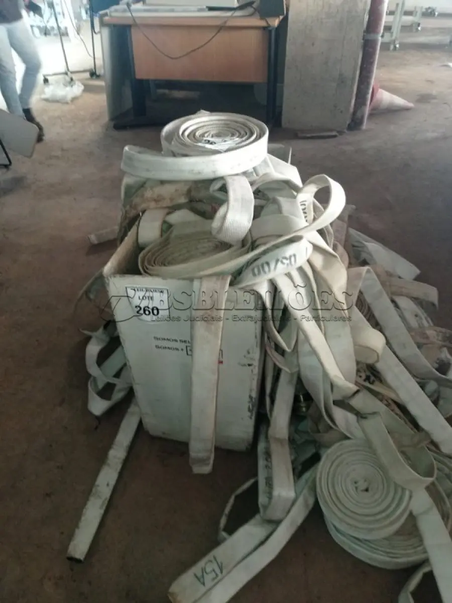 LOTE 260 - 01 LOTE COM MANGUEIRAS DE INCÊNDIO. (NO ESTADO) ATENÇÃO! FAZER A VISITAÇÃO ANTES DE ARREMATAR, NÃO SABEMOS SE FUNCIONA, LEILÃO NÃO TEM GARANTIA E NEM DEVOLUÇÃO, SUJEITO A POSSÍVEIS AVARIAS VISÍVEIS/OCULTAS E/OU AUSÊNCIA DE COMPONENTES.