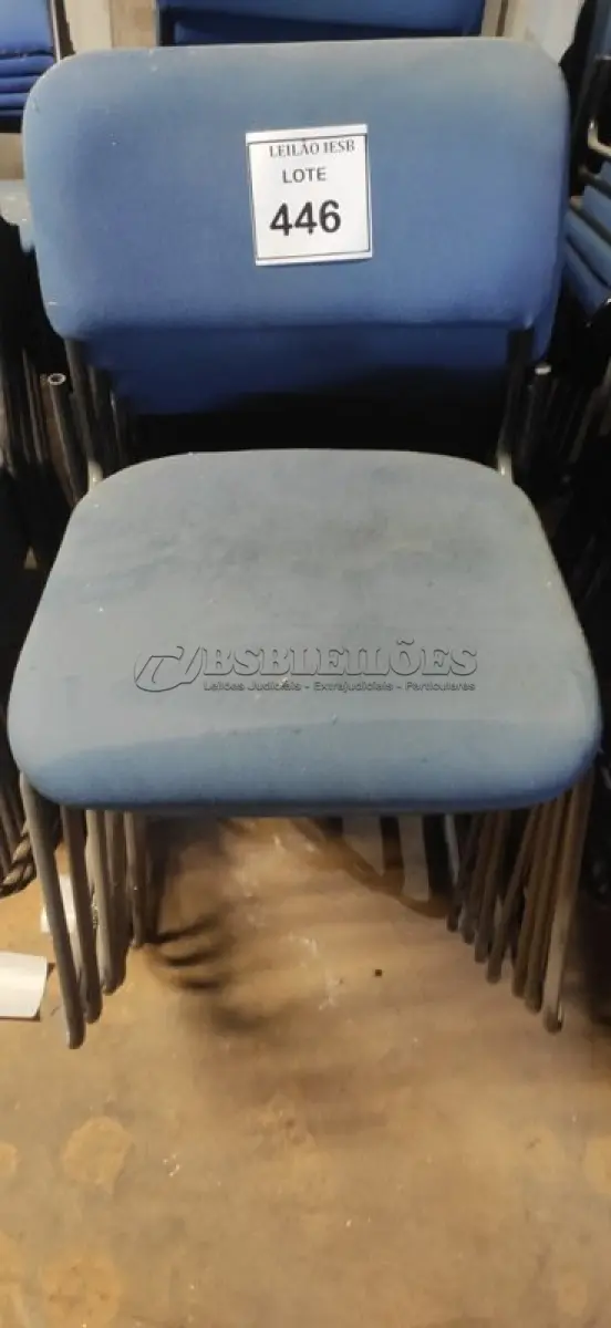 LOTE 446 - 15 CADEIRAS FIXA NA COR AZUL. (NO ESTADO) ATENÇÃO! FAZER A VISITAÇÃO ANTES DE ARREMATAR, NÃO SABEMOS SE FUNCIONA, LEILÃO NÃO TEM GARANTIA E NEM DEVOLUÇÃO, SUJEITO A POSSÍVEIS AVARIAS VISÍVEIS/OCULTAS E/OU AUSÊNCIA DE COMPONENTES.