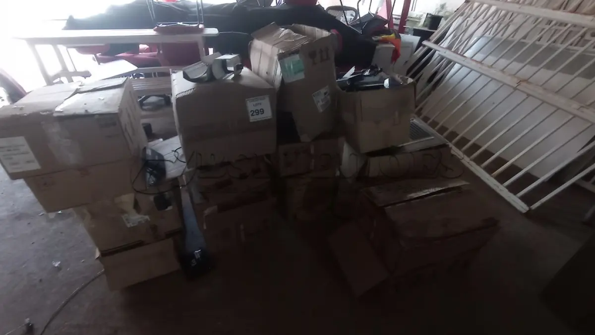 LOTE 299 - 01 LOTE COM PERIFÉRICOS E SUCATA. (NO ESTADO) ATENÇÃO! FAZER A VISITAÇÃO ANTES DE ARREMATAR, NÃO SABEMOS SE FUNCIONA, LEILÃO NÃO TEM GARANTIA E NEM DEVOLUÇÃO, SUJEITO A POSSÍVEIS AVARIAS VISÍVEIS/OCULTAS E/OU AUSÊNCIA DE COMPONENTES.