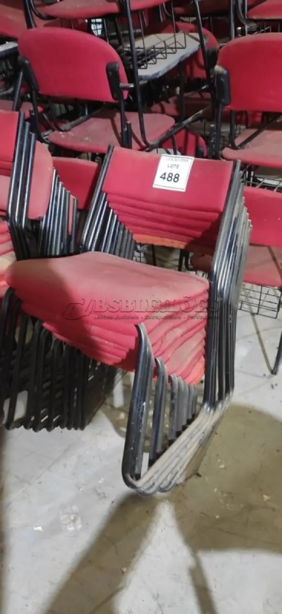 LOTE 488 - 10 CADEIRAS FIXAS NA COR VERMELHA. (NO ESTADO) ATENÇÃO! FAZER A VISITAÇÃO ANTES DE ARREMATAR, NÃO SABEMOS SE FUNCIONA, LEILÃO NÃO TEM GARANTIA E NEM DEVOLUÇÃO, SUJEITO A POSSÍVEIS AVARIAS VISÍVEIS/OCULTAS E/OU AUSÊNCIA DE COMPONENTES.