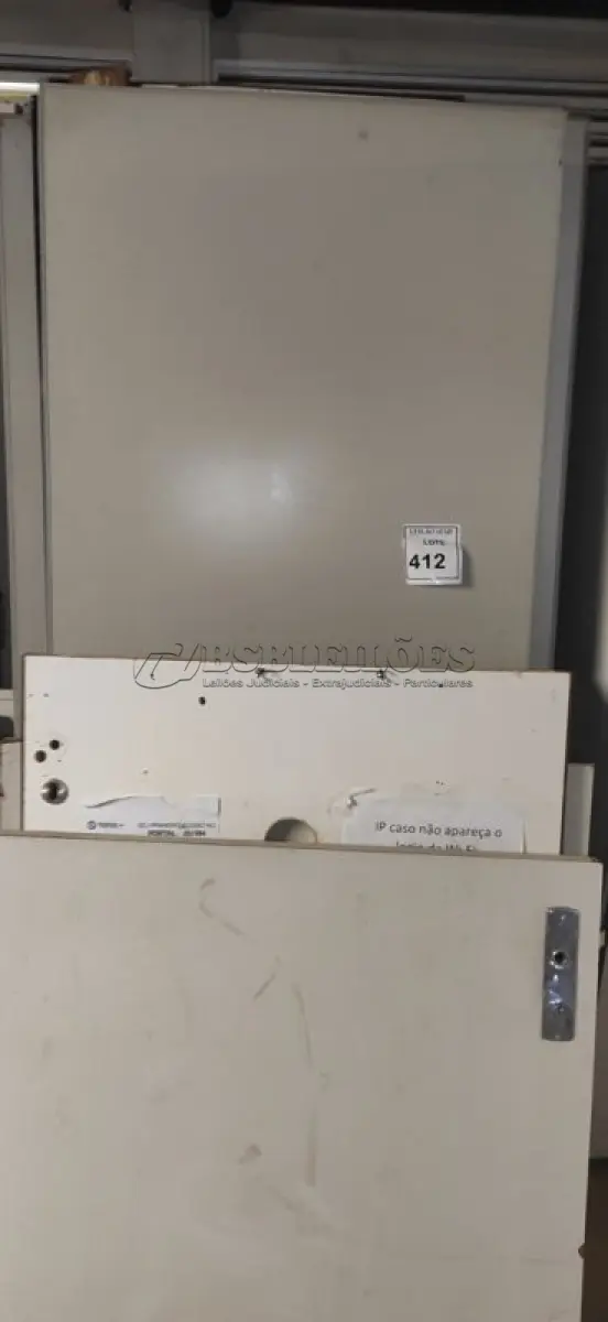 LOTE 412 - 01 LOTE COM PORTA EM MADEIRA. (NO ESTADO) ATENÇÃO! FAZER A VISITAÇÃO ANTES DE ARREMATAR, NÃO SABEMOS SE FUNCIONA, LEILÃO NÃO TEM GARANTIA E NEM DEVOLUÇÃO, SUJEITO A POSSÍVEIS AVARIAS VISÍVEIS/OCULTAS E/OU AUSÊNCIA DE COMPONENTES.