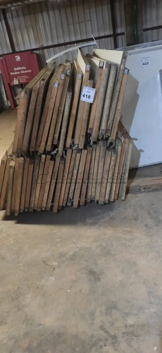 LOTE 418 - 01 LOTE COM PORTAS EM MADEIRA PARA ARMÁRIOS. (NO ESTADO) ATENÇÃO! FAZER A VISITAÇÃO ANTES DE ARREMATAR, NÃO SABEMOS SE FUNCIONA, LEILÃO NÃO TEM GARANTIA E NEM DEVOLUÇÃO, SUJEITO A POSSÍVEIS AVARIAS VISÍVEIS/OCULTAS E/OU AUSÊNCIA DE COMPONENTES.