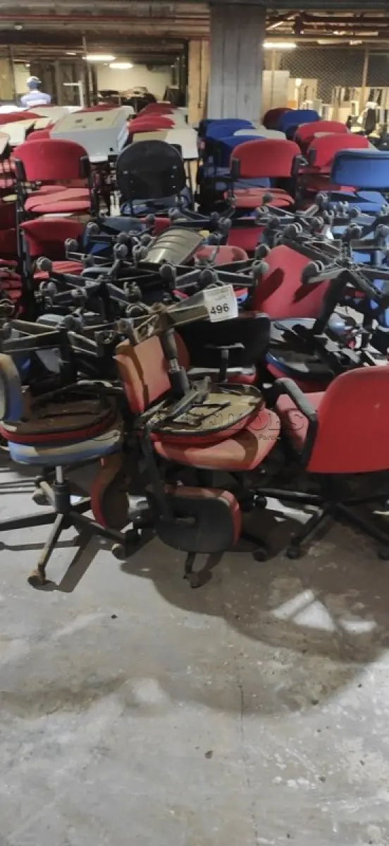 LOTE 496 - 28 CADEIRAS GIRATÓRIAS COM AVARIAS. (NO ESTADO) ATENÇÃO! FAZER A VISITAÇÃO ANTES DE ARREMATAR, NÃO SABEMOS SE FUNCIONA, LEILÃO NÃO TEM GARANTIA E NEM DEVOLUÇÃO, SUJEITO A POSSÍVEIS AVARIAS VISÍVEIS/OCULTAS E/OU AUSÊNCIA DE COMPONENTES.