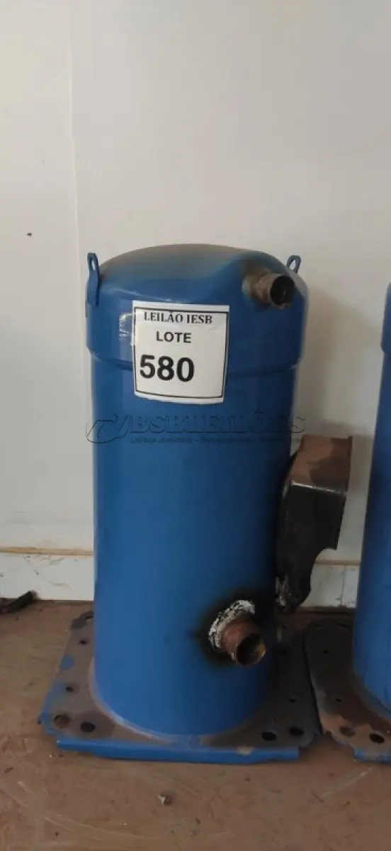 LOTE 580 - 02 COMPRESSORES PARA AR-CONDICIONADO NA COR AZUL.( (NO ESTADO) ATENÇÃO! FAZER A VISITAÇÃO ANTES DE ARREMATAR, NÃO SABEMOS SE FUNCIONA, LEILÃO NÃO TEM GARANTIA E NEM DEVOLUÇÃO, SUJEITO A POSSÍVEIS AVARIAS VISÍVEIS/OCULTAS E/OU AUSÊNCIA DE COMPONENTES.