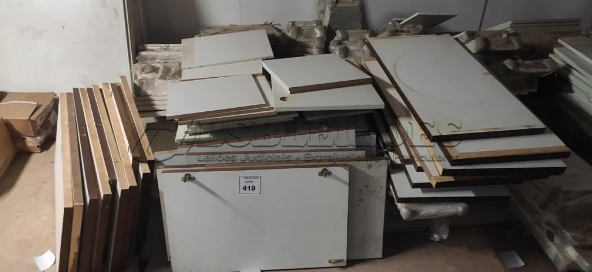 LOTE 419 - 01 LOTE COM MADEIRAS TAMANHOS DIVERSOS. (NO ESTADO) ATENÇÃO! FAZER A VISITAÇÃO ANTES DE ARREMATAR, NÃO SABEMOS SE FUNCIONA, LEILÃO NÃO TEM GARANTIA E NEM DEVOLUÇÃO, SUJEITO A POSSÍVEIS AVARIAS VISÍVEIS/OCULTAS E/OU AUSÊNCIA DE COMPONENTES.