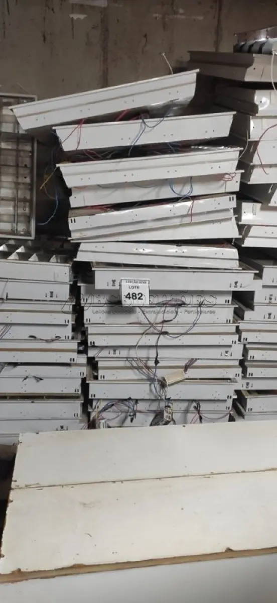 LOTE 482 - 01 LOTE COM LUMINARIAS DE EMBUTIR. (NO ESTADO) ATENÇÃO! FAZER A VISITAÇÃO ANTES DE ARREMATAR, NÃO SABEMOS SE FUNCIONA, LEILÃO NÃO TEM GARANTIA E NEM DEVOLUÇÃO, SUJEITO A POSSÍVEIS AVARIAS VISÍVEIS/OCULTAS E/OU AUSÊNCIA DE COMPONENTES.