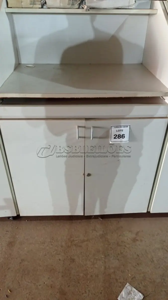 LOTE 286 - 02 BALCÕES EM MADEIRA PARA SALA DE AULA. (NO ESTADO) ATENÇÃO! FAZER A VISITAÇÃO ANTES DE ARREMATAR, NÃO SABEMOS SE FUNCIONA, LEILÃO NÃO TEM GARANTIA E NEM DEVOLUÇÃO, SUJEITO A POSSÍVEIS AVARIAS VISÍVEIS/OCULTAS E/OU AUSÊNCIA DE COMPONENTES.